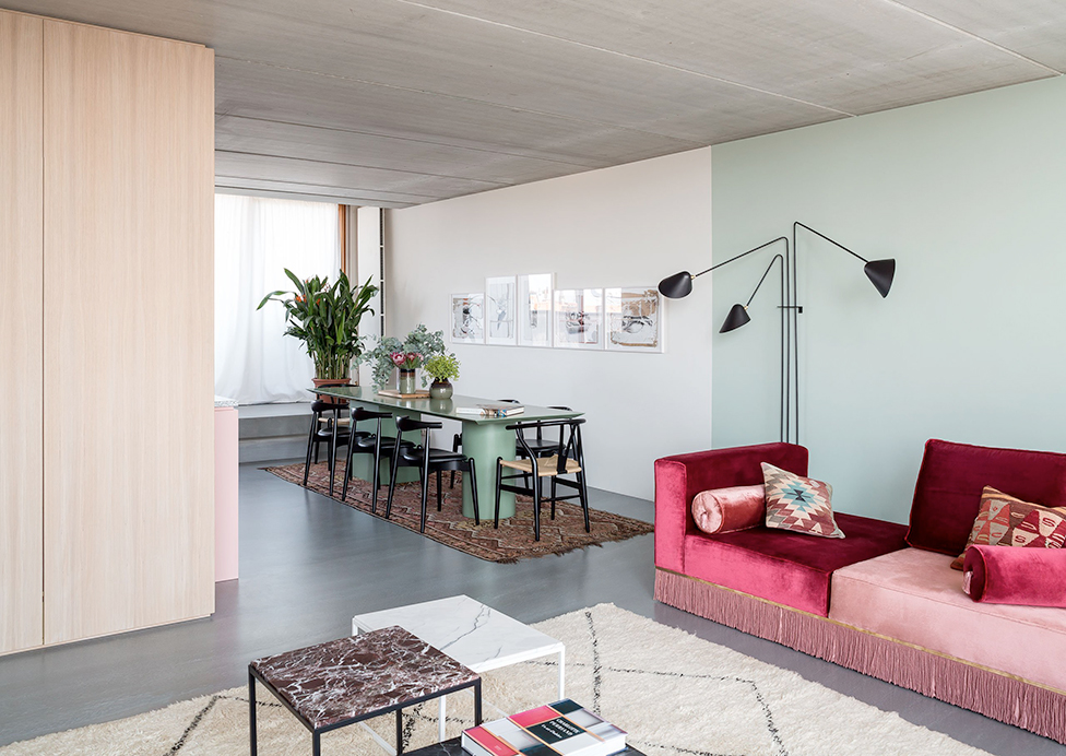 наливной пол в интерьере дома. EsterBruzkus Berlin apartment 19. наливной пол в интерьере дома фото. наливной пол в интерьере дома-EsterBruzkus Berlin apartment 19. картинка наливной пол в интерьере дома. картинка EsterBruzkus Berlin apartment 19. В современном дизайне интерьеров наливной пол уже давно перестал восприниматься как отделочный материал исключительно для промышленных и общественных интерьеров. В первую очередь зарубежные, но сейчас и российские дизайнеры отдают предпочтение практичным наливным полам в интерьерах квартир и загородных домов.