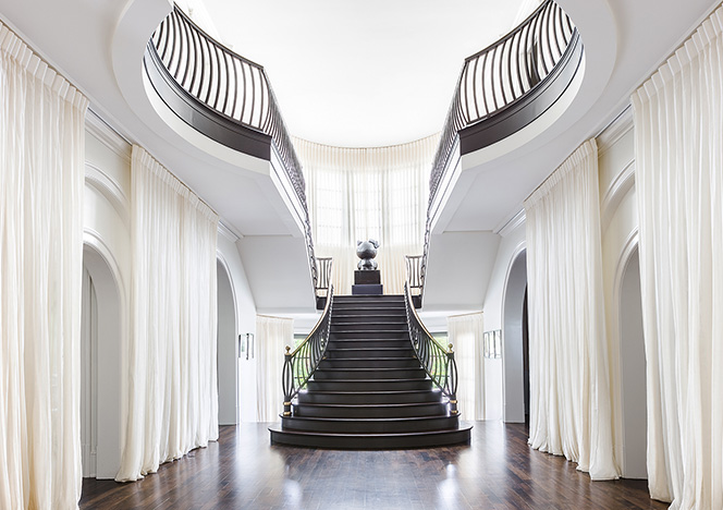 Дизайн лестницы в доме в Санкт-Петербурге — обои и декор, фото дизайна